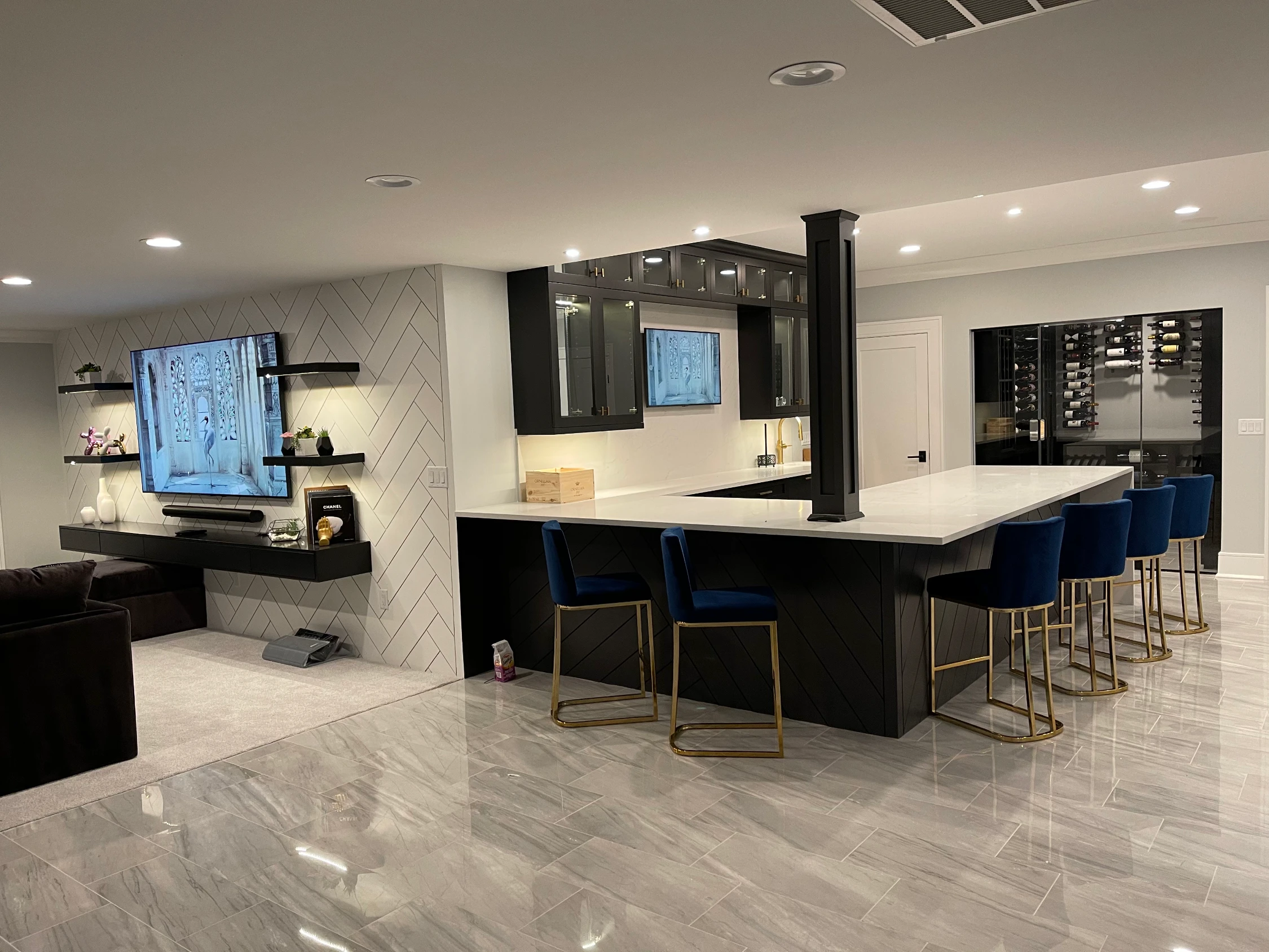 Studio bar with TV and wine cellar